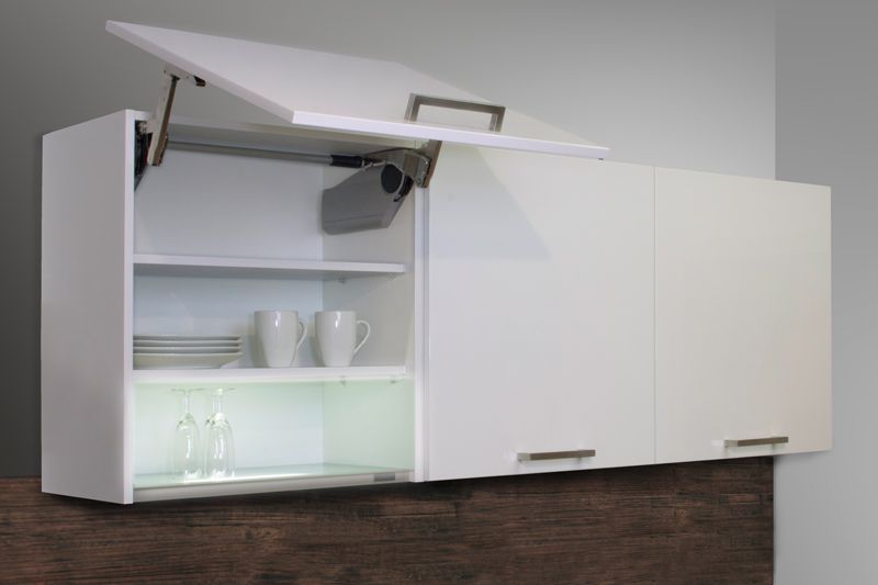 Schwenkbeschlag Geöffneter Küchenschrank mit grünem Klappmechanismus, Gläsern, Schüsseln, Tassen und Vorratsdosen auf drei Regalen.